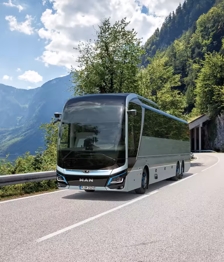 Groupe de voyageurs montant à bord d'un autocar